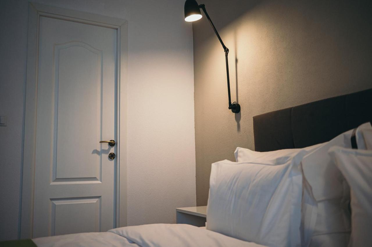 Nest Guesthouse Drobeta Turnu Severin Extérieur photo